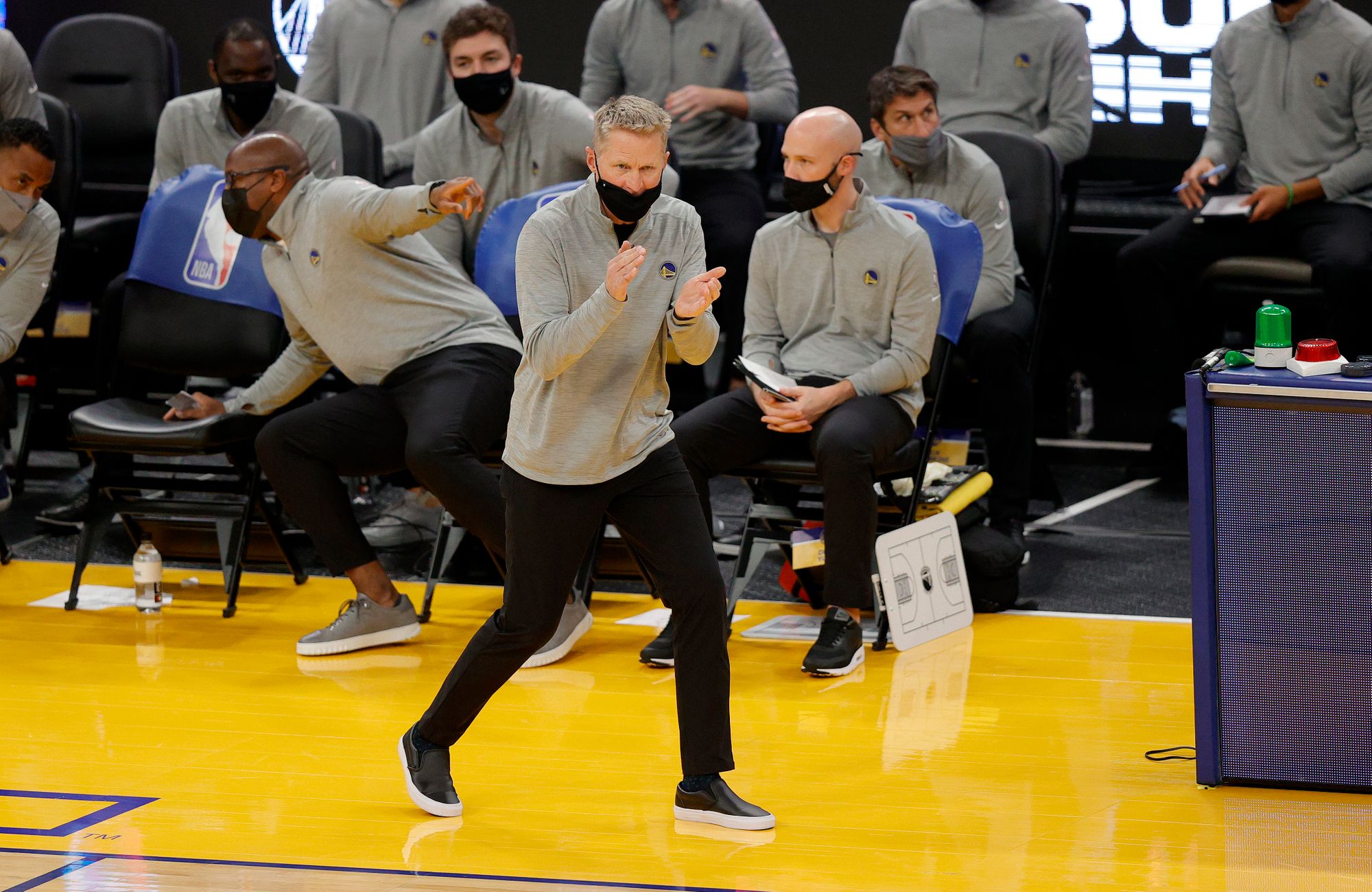 Curry Cooks in Clippers Collapse, Warriors 5th in Western Conference at 5-4