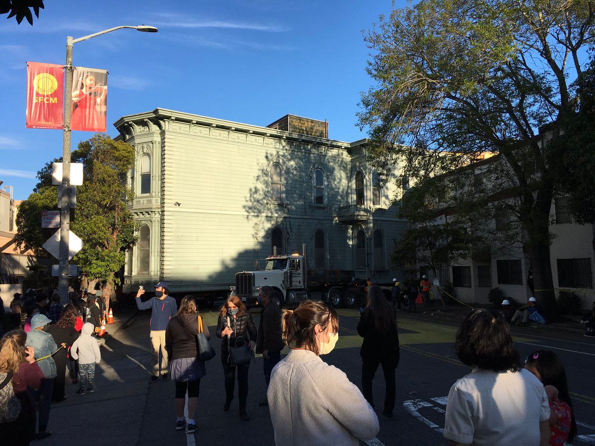 Here's How Moving That 139-Year-Old Victorian House to 635 Fulton Street Looked Today