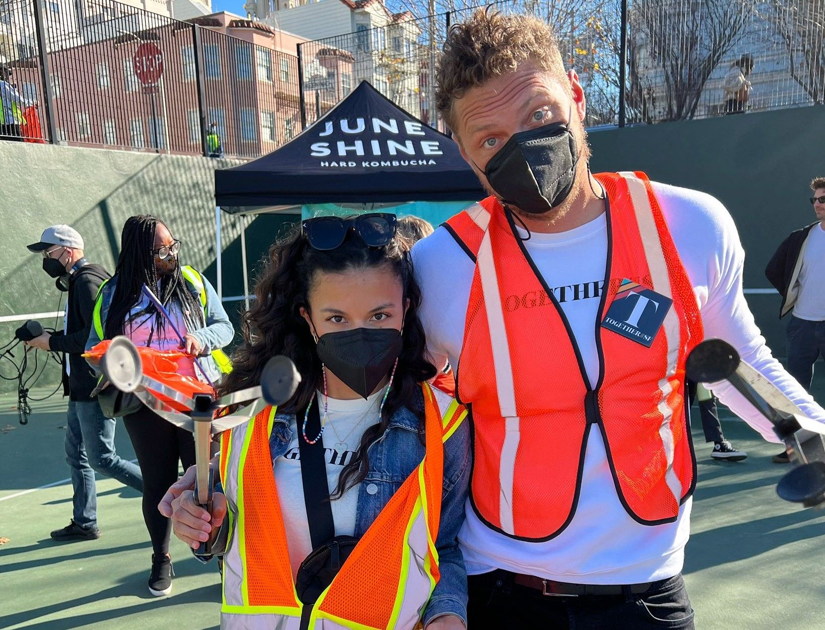 Hunter Pence Joins Volunteer Group Cleaning Up Trash in North Beach and