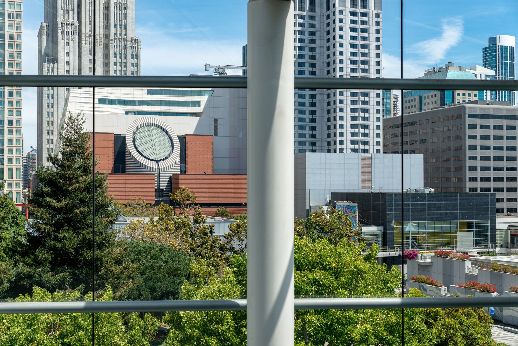 Saturday Links: Art Bash Returns to SFMOMA for First Time Since Pandemic Began