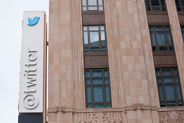 Twitter CEO Ousts Two Top Execs, Freezes Hiring, Cuts Spending Ahead of Musk Takeover