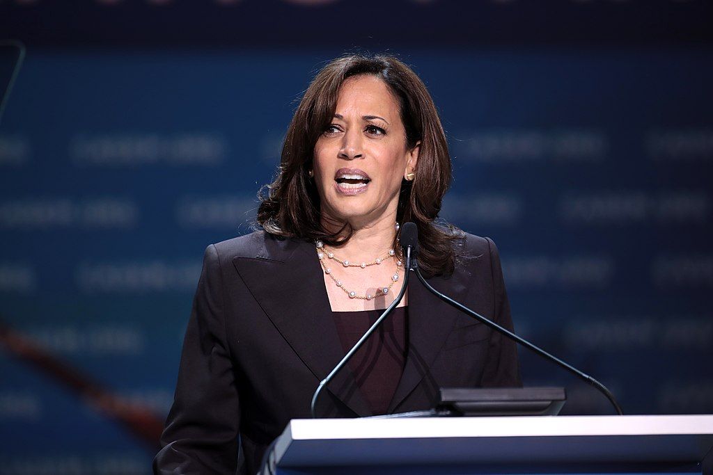 In Cold, Cruel Christmas Eve Stunt, Buses of Migrants End Up at Kamala Harris’s DC Home