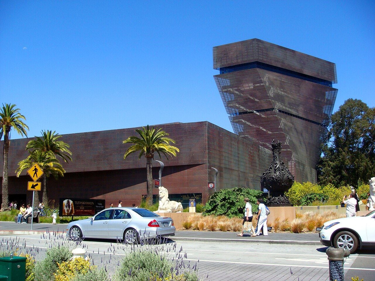Update: de Young Museum Under Fire for Allegedly Refusing to Lend Defibrillator as Man Died, Museum Disputes This