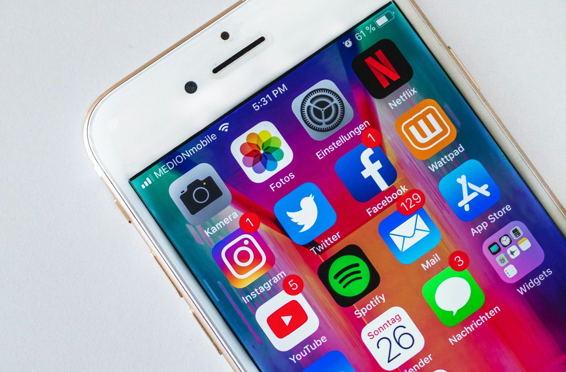 US Surgeon General Wants Warning Labels on Social Media Sites, Just Like the Ones We Put On Cigarettes