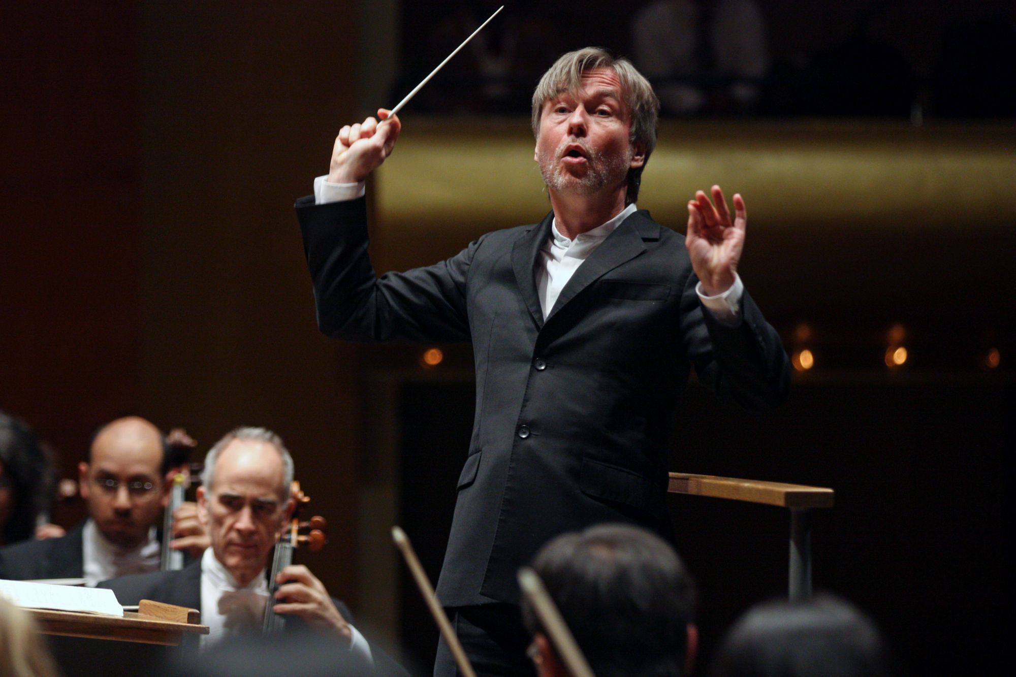 SF Symphony Audience Member Threatened With Ban From Concert Hall for Holding Up Vulgar Sign (in Finnish)