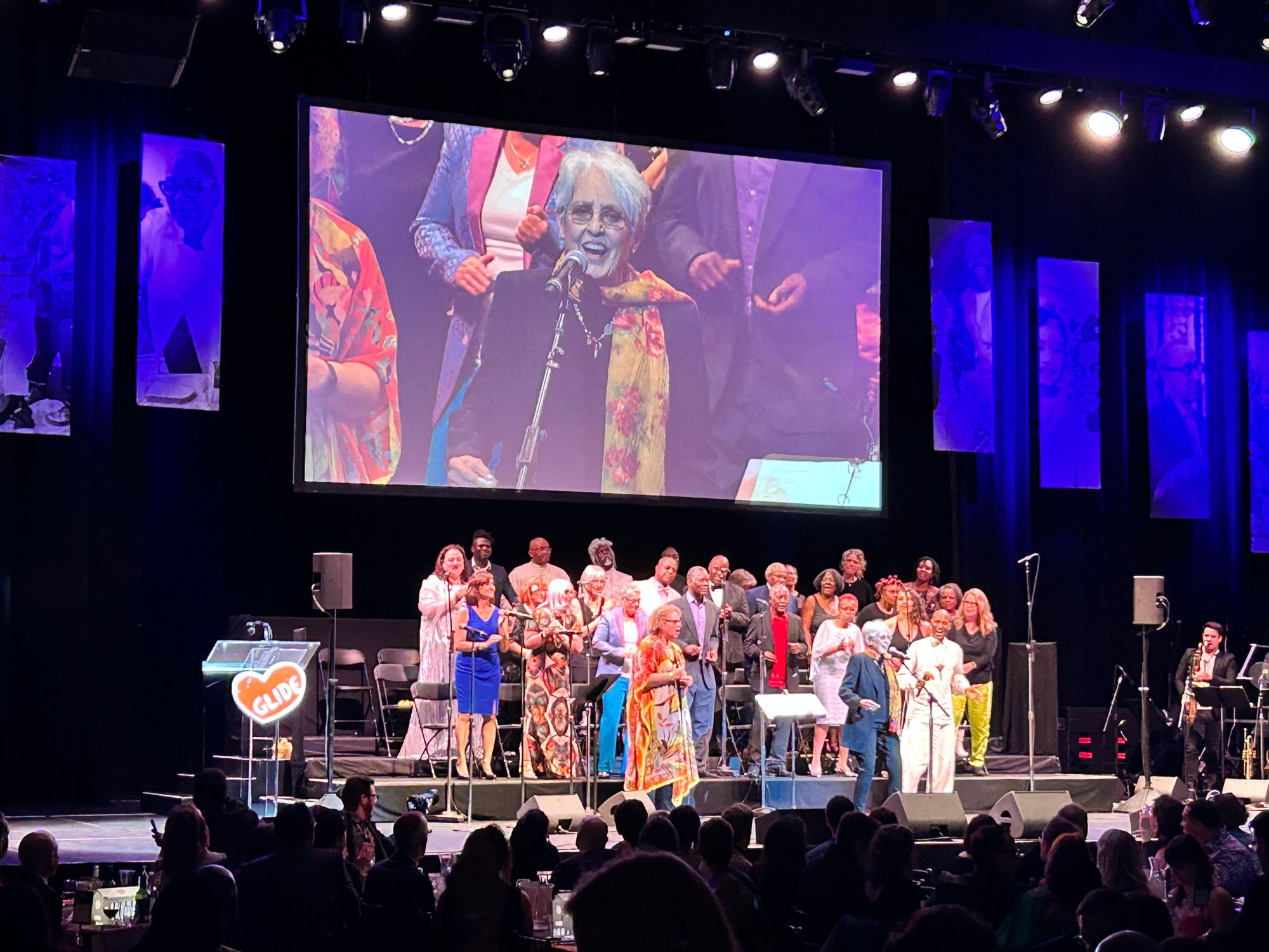 Watch: Joan Baez Makes Surprise, Unscheduled Appearance at Glide Holiday Jam, Belts Out John Lennon’s ‘Imagine’