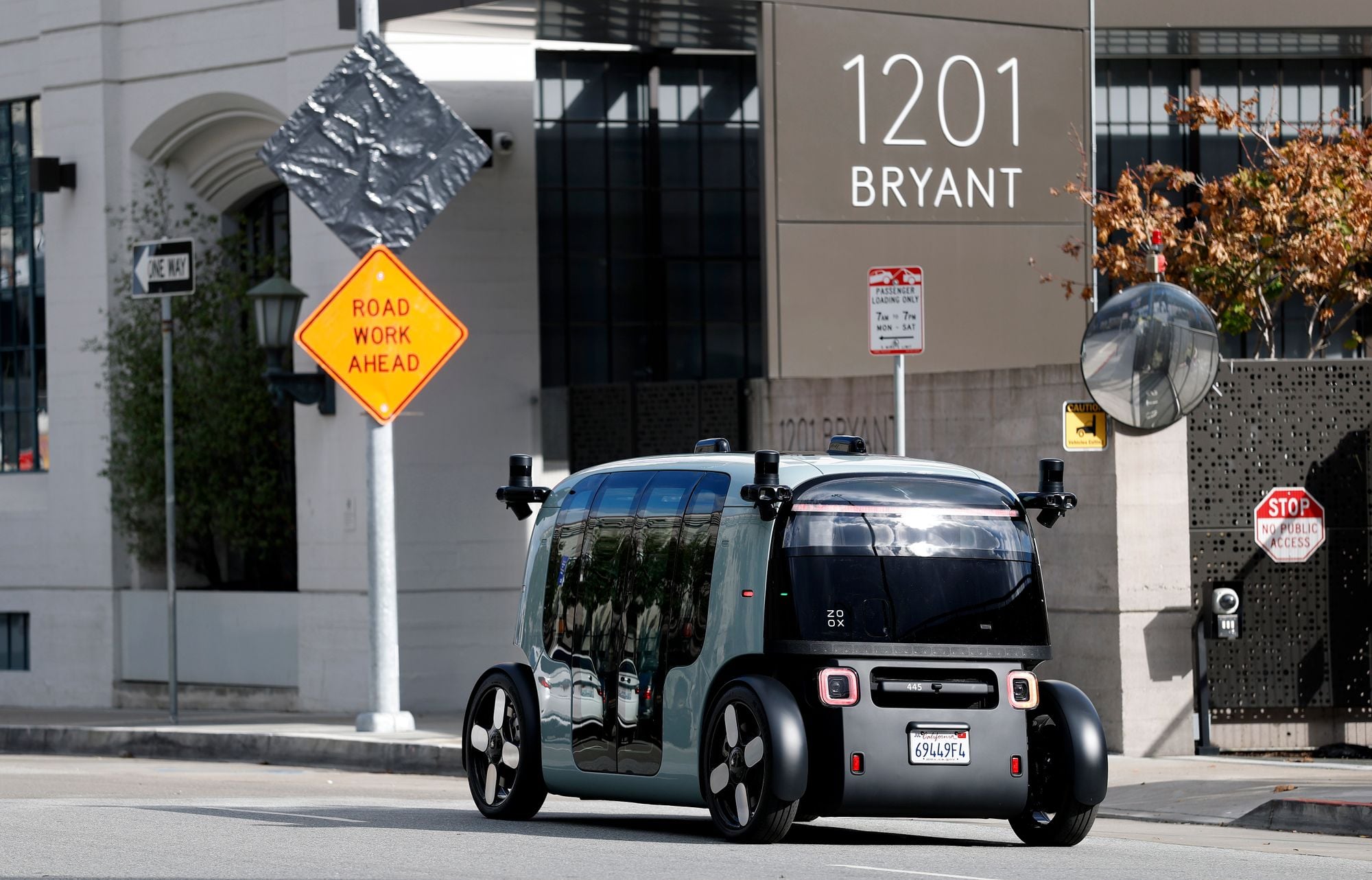 Man Claims Self-Driving Zoox Smashed His Hand, Zoox Claims the Guy Doored Their Vehicle