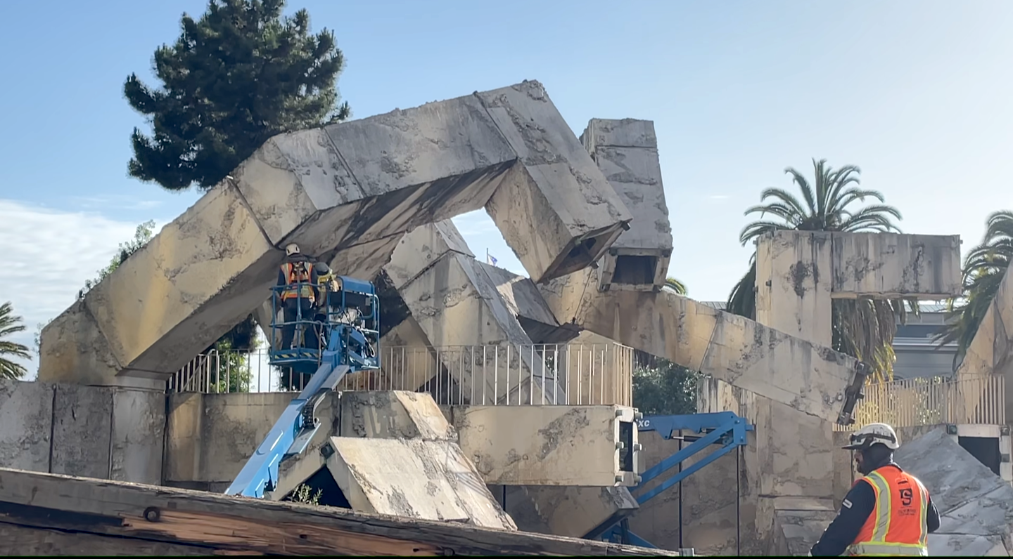 Day Around the Bay: Crews Begin Disassembling Vaillancourt Fountain